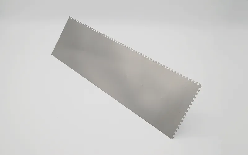 Schweizer Glättekelle 4x4x4 rostfrei Holzgriff 1