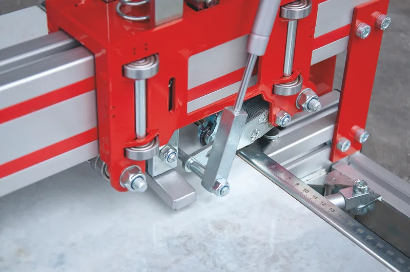 GiantCut 2600 mm und 2 Auflagetischen für Plattenstärken bis 1 cm 4